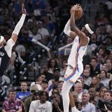 Shai Gilgeous-Alexander (à droite) a brillé lundi face à Dallas KEYSTONE/AP/Tony Gutierrez